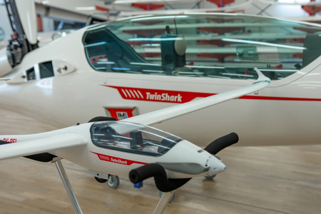 Motoszybowiec Kavan 304TS TwinShark 2700mm ARF Samolot Zdalnie Sterowany Model RC | KAV02.8077