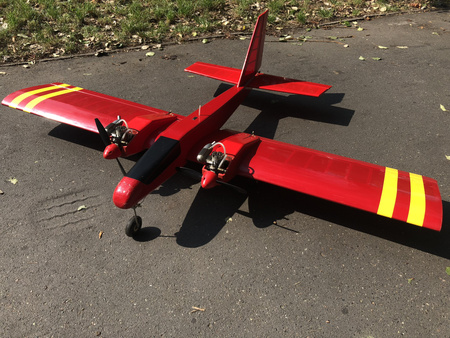 Samolot dwusilnikowy model spalinowy (1520mm)