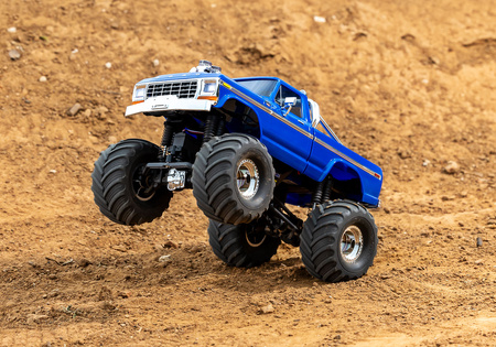 TRX-4MT 1979 Ford F-150 1:18 (niebieski) | 98044-1-BLUE TRAXXAS