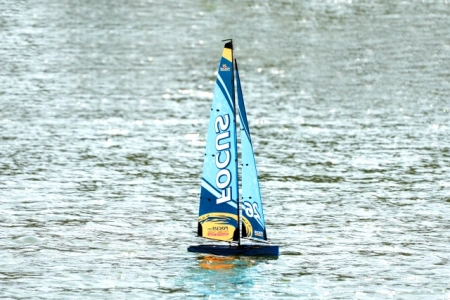 Focus V3 RTR Żaglówka Zdalnie Sterowana Model RC Czerwona Wysokość 2046mm Długość 995mm | 4ST308812V3R JOYSWAY
