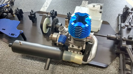 Podwozie z silnikiem spalinowym 3,5ccm Audi TT Carson 2wd 1:8