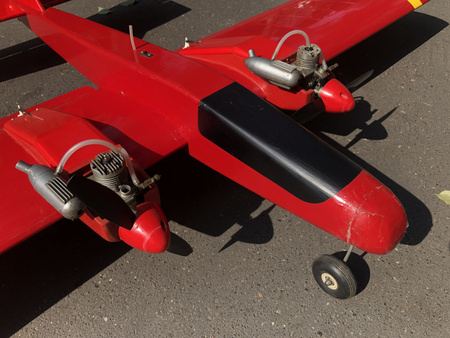 Samolot dwusilnikowy model spalinowy (1520mm)