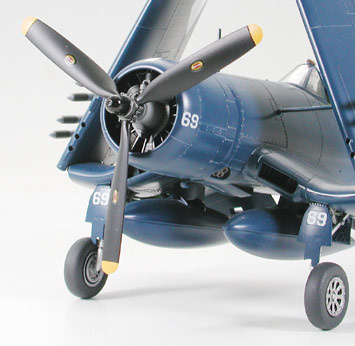 Vought F4U-1D Corsair w/ Moto-Tug 1:48 | Tamiya 61085