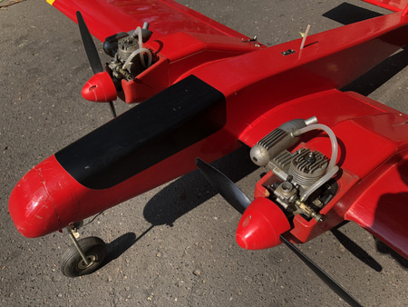 Samolot dwusilnikowy model spalinowy (1520mm)