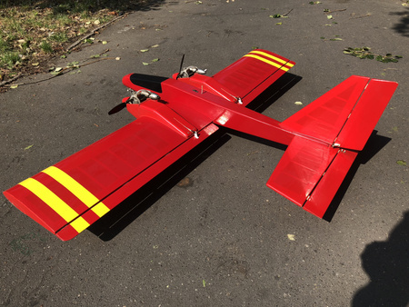 Samolot dwusilnikowy model spalinowy (1520mm)