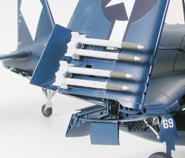 Vought F4U-1D Corsair w/ Moto-Tug 1:48 | Tamiya 61085