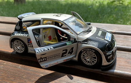 Renault Sport Clio V6 (1:18) | Kolekcjonerski Samochód Metalowy